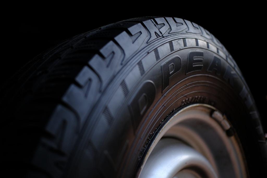 How should tires be replaced? – image 1