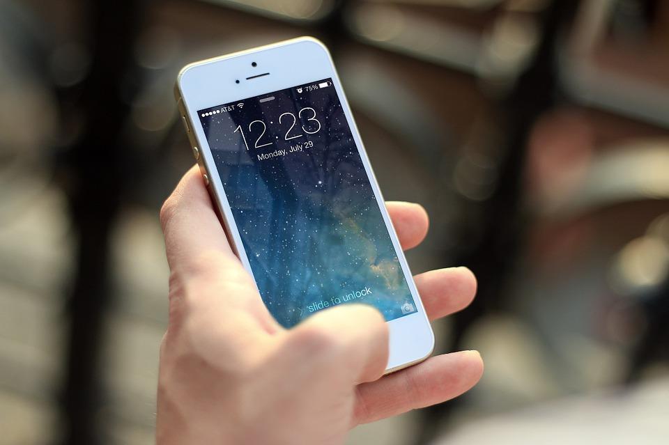 Uszkodzony smartfon w czasie podróży – czy przysługuje Ci odszkodowanie z polisy? – zdjęcie 1