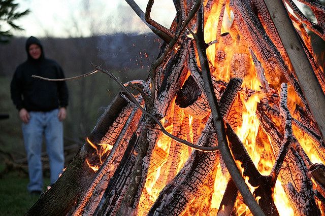 How to light a fire in a different way than usual? – main image