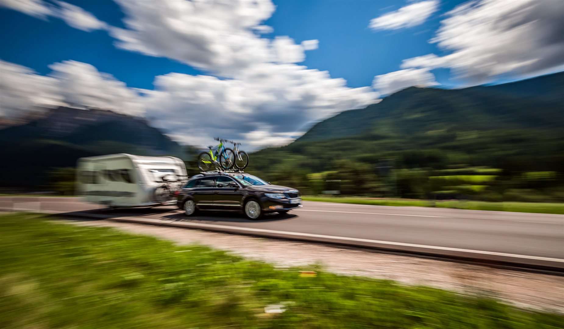 Travelling by car with a caravan or campervan – technical requirements, tow ball load and total weight – image 1